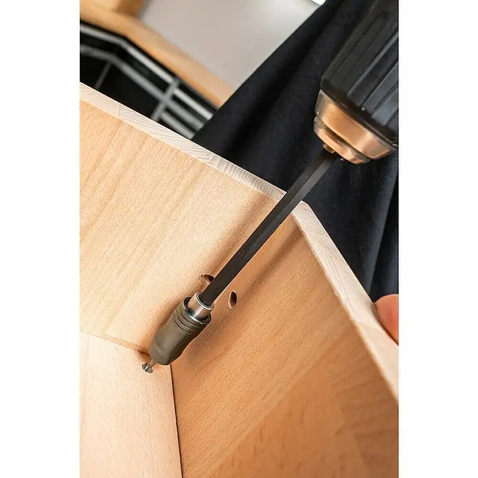 Wolfcraft Bithalter250 mm, Ringmagnet - Schraube wird mit einem langen Bit in ein Holzbrett geschraubt, um Möbel zu montieren.