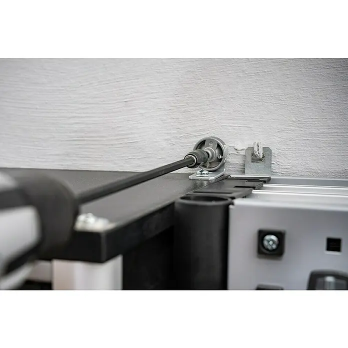 Wolfcraft Bithalter - Länge: 300 mm - Nahaufnahme des Hebemechanismus einer Werkbank, der die präzise Höheneinstellung durch Drehen einer Welle mit einem Bohrer ermöglicht.