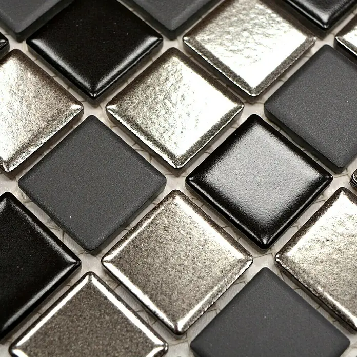 Mosaikfliese Quadrat TRS BLS - 32,6 x 30 cm, Schwarz/Silber, Matt - Nahaufnahme von quadratischen Mosaikfliesen in Schwarz-, Grau- und Silberfarben, die ein modernes und stilvolles Design zeigen.