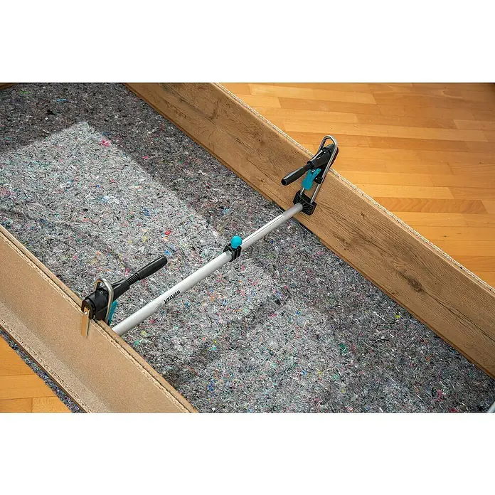 Wolfcraft Türfuttermontage-Set Pro - Passend für: Türen mit 610 - 985 mm Breite - Ein Werkzeug mit zwei Enden, die mit Klammern an Holzrahmen befestigt sind, auf einer Oberfläche mit Filzmaterial.