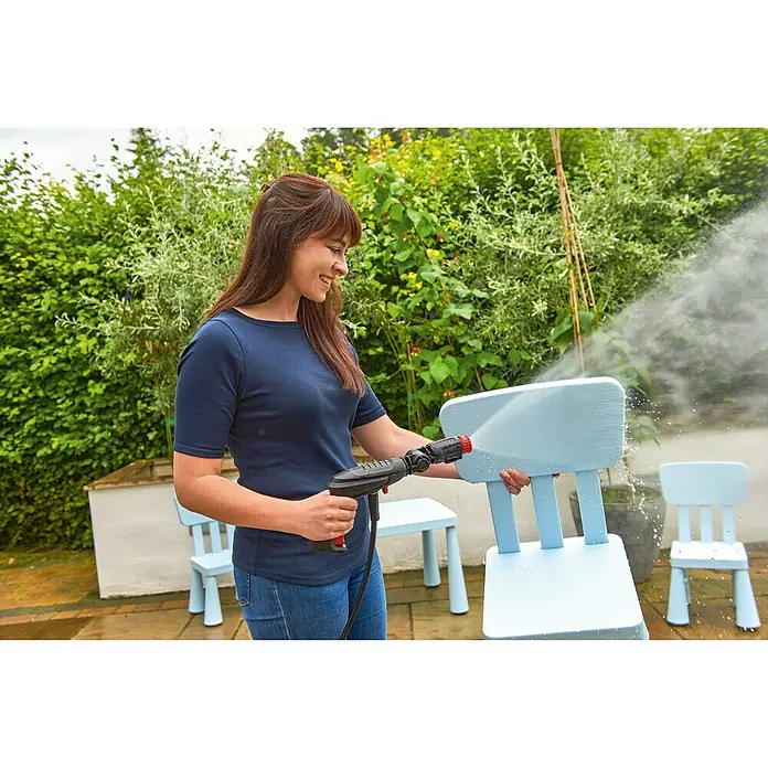 Bosch Hochdruckreiniger EasyAquatak 100 - 100 bar, 1.100 W, Fördermenge: 270 l/h - Frau reinigt blaue Gartenmöbel mit einem praktischen, handlichen Hochdruckreiniger im Freien.