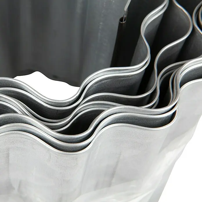 Windhager Rasenkante Classic - Grau, Stahl, L x H: 5 m x 16 cm - Nahaufnahme von mehreren gewellten, grauen Metallblechen, die gestapelt sind und ein industrielles Aussehen haben.