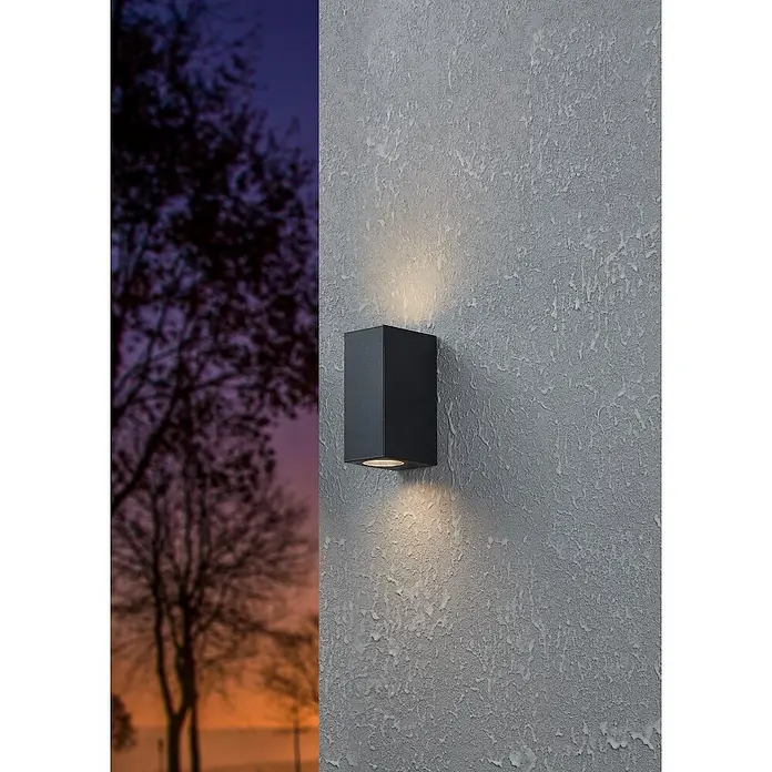 Eglo Plafón para pared y techo exterior Jabaga - 9,2 W, L x An x Pr: 15,5 x 7 x 9 cm, IP44 - Moderna lámpara de pared negra con un brillo cálido sobre una pared texturizada.