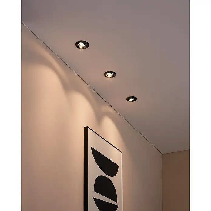 Eglo LED-Einbauleuchten-Set rund TEDO 1 - 14,4 W, Schwarz, Warmweiß - Deckeneinbaustrahler in einem Raum, der ein modernes und stilvolles Ambiente schafft, mit einer warmen Beleuchtung und einem Kunstwerk an der Wand.