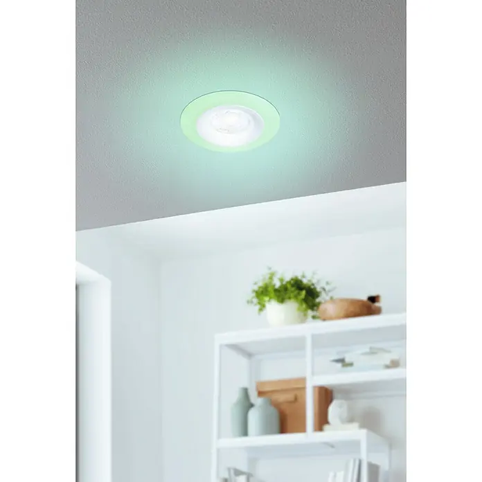 Eglo LED-Einbauleuchten-Set rund CALOGNE - 3,8 W, Weiß, RGBW - Nahaufnahme einer LED-Deckenleuchte mit farbiger Beleuchtung, die moderne Technologie und Design für eine stimmungsvolle Atmosphäre vereint.
