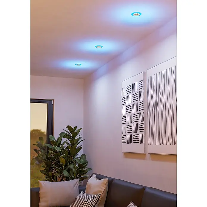 Eglo LED-Einbauleuchten-Set rund CALOGNE - 3,8 W, Weiß, RGBW - Deckenleuchten in einem Raum mit minimalistischem Dekor. Die LED-Leuchten spenden blaues Licht und sorgen für eine moderne Atmosphäre.