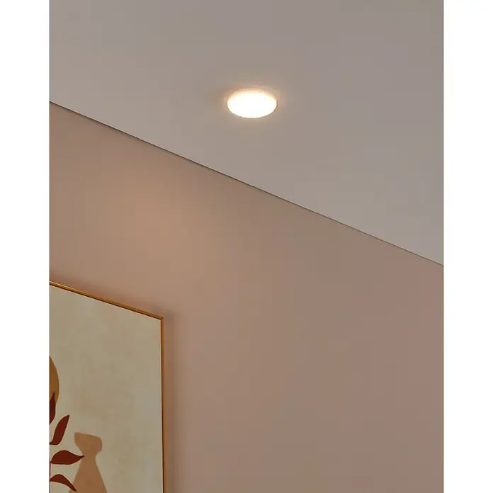 Eglo LED-Einbauleuchte rund RAPITA - 4,5 W, Ø x H: 7,5 x 2 cm, Weiß, Warmweiß - Deckenleuchte in einem Raum mit beigen Wänden. Die runde Lampe ist hell und spendet warmes Licht.