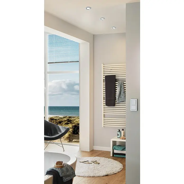 Eglo Einbauleuchten-Set MAZUBY - 5 W, Chrom, Warmweiß - Ein helles Badezimmer mit Meerblick. Das Badezimmer verfügt über eine Badewanne, einen Handtuchwärmer und eine moderne Beleuchtung mit Deckenspots.