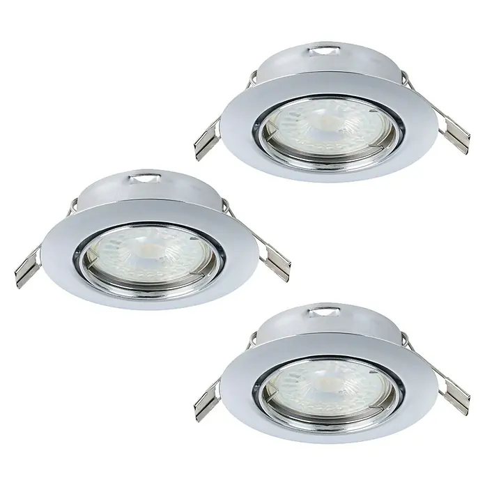 Eglo Einbauleuchten-Set MAZUBY - 5 W, Chrom, Warmweiß - Nahaufnahme von drei Einbaustrahlern mit Chromfassung und hellem, weißem Licht vor einem schwarzen Hintergrund.