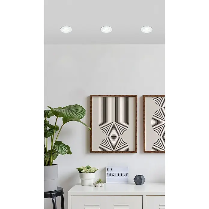 Eglo LED-Einbauleuchten-Set rund SALABATE - 18 W, Weiß, Neutralweiß - Eine minimalistische Innenraumaufnahme mit drei runden LED-Deckeneinbauleuchten, die ein helles, modernes Ambiente erzeugen.