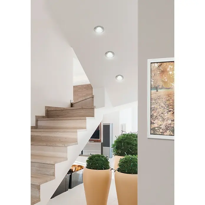 Eglo LED-Einbauleuchten-Set rund SALABATE - 18 W, Nickel-matt, Neutralweiß - Eine moderne Treppe mit hellen Holzstufen und eingelassenen Deckenleuchten sorgt für eine stilvolle und helle Atmosphäre im Haus.