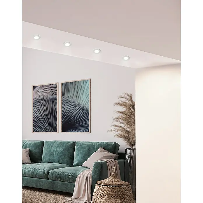 Eglo LED-Einbauleuchten-Set rund MAZUBY-LED 1 - 5 W, Weiß, Warmweiß - Wohnzimmer mit stilvollem Sofa, Kunst und Deckenleuchten, die eine gemütliche Atmosphäre schaffen.