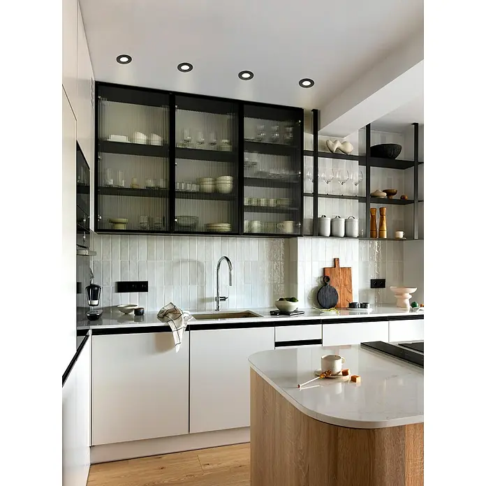 Eglo LED-Einbauleuchten-Set rund MAZUBY-LED 1 - 5 W, Schwarz, Warmweiß - Helle Küche mit weißen Schränken, schwarzen Akzenten und einer Kochinsel mit Holzakzenten, die ein stilvolles und modernes Design präsentiert.
