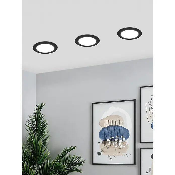 Eglo LED-Einbauleuchten-Set rund CALOGNE - 3 W, Ø x H: 8,6 x 4 cm, Schwarz - Nahaufnahme von drei eingelassenen LED-Deckenleuchten mit schwarzem Rahmen und hellem, warmweißem Licht.