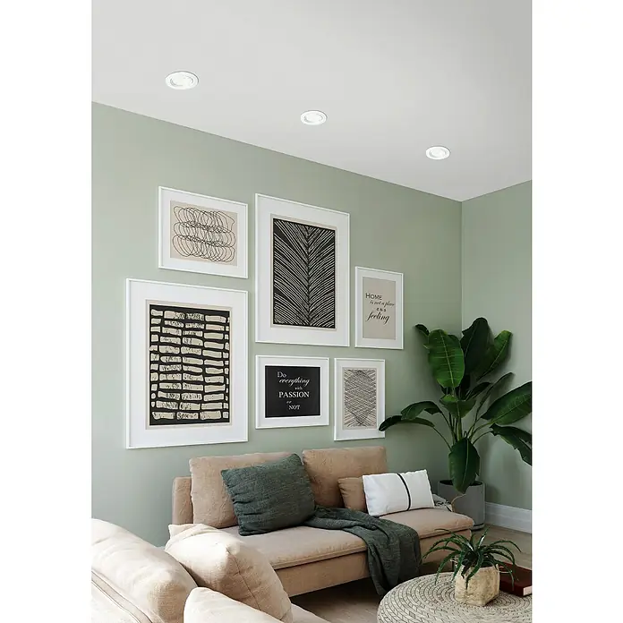 Eglo Einbauleuchten-Set MAZUBY - 5 W, Weiß, Warmweiß - Zimmer mit beiger Couch, grünen Akzenten und modernen Kunstwerken an einer grünen Wand, beleuchtet durch elegante, eingelassene Deckenleuchten.