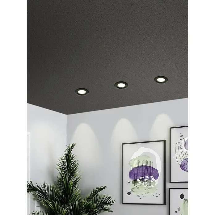 Eglo Einbauleuchten-Set MAZUBY - 5 W, Schwarz, Warmweiß - Deckenleuchten mit Strahlern in einem Raum mit Zimmerpflanze und Kunstwerken an der Wand. Elegante Beleuchtung für modernes Interieur.