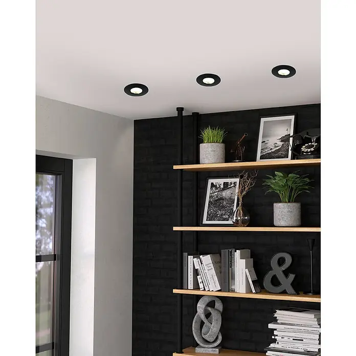 Eglo LED-Einbauleuchten-Set rund MAZUBY-LED 1 Starr - 5 W, Schwarz, Warmweiß - Einrichtung mit eingebauten Strahlern. Moderne Innenarchitektur mit schwarzen Einbaustrahlern in einer stilvollen, minimalistischen Umgebung.