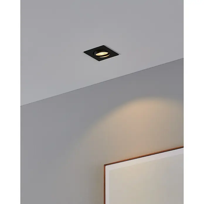 Eglo LED-Einbauleuchte SALICETO - 6 W, Warmweiß, 8,8 x 8,8 x 4,2 cm - Aufnahme eines modernen, quadratischen Deckenspots mit warmem Licht, das einen Bereich darunter hervorhebt.