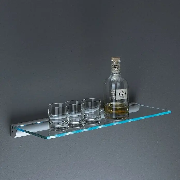 Dolle Balda adicional Led Light - L x An x Es: 80 cm x 20 cm x 8 mm, Vidrio - Un estante de vidrio con tres vasos y una botella de whisky Slyrs. La moderna combinación de estantes de pared es llamativa.