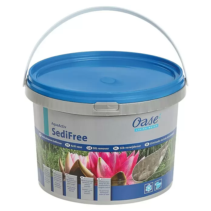 Oase AquaActiv Teichschlammentferner Sedifree - 5 l - Oase AquaActiv SediFree Schlammentferner im grauen Eimer mit blauem Deckel und weißem Griff, Etikett mit rosa Seerosen.