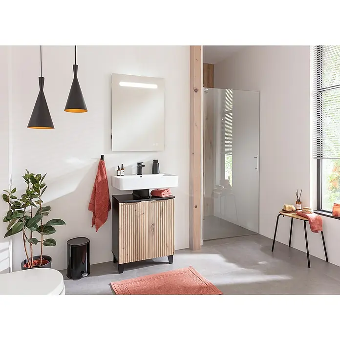 Riva Waschtischunterschrank Rigato - 58,5 x 32,9 x 68 cm, Eiche/Schwarz, Strukturiert - Modernes Badezimmer mit Waschtischunterschrank in Holzoptik und stilvollem Spiegel. Elegante Beleuchtung sorgt für Atmosphäre.