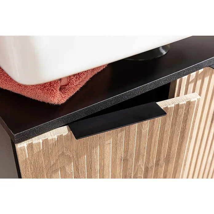 Riva Badmöbel-Set Rigato - 58,5 cm, Eiche/Schwarz, Strukturiert - Detailaufnahme eines modernen Badezimmerschranks mit Waschbecken und Handtuch, hervorstechend durch sein stilvolles Design.