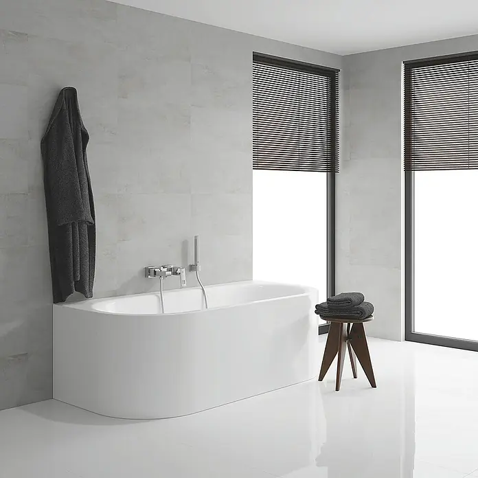 Grohe Eurocube Badewannenarmatur - Ausladung Armatur: 181 mm, Chrom, Glänzend, Handbrause - Modernes Badezimmer mit freistehender Badewanne, grauem Bademantel und Holzschemel mit Handtüchern. Elegantes Design mit Fensterjalousien.