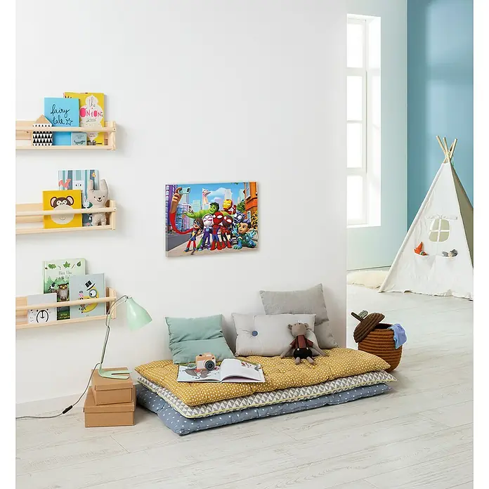 Komar Leinwandbild - Spidey and his amazing Friends - Selfie, B x H: 40 x 30 cm - Das Kinderzimmer verfügt über ein Wandbild mit Marvel Superhelden, Regale mit Kinderbüchern und einen gemütlichen Leseplatz mit Kissen.