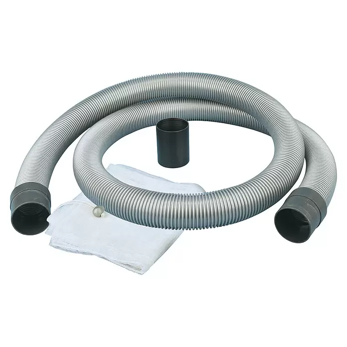 Oase Ablauf-Set Verlängerung Pondovac - 3 -tlg., Schlauchlänge: 2,5 m - Grauer Wellschlauch mit schwarzen Anschlüssen, ein schwarzer zylindrischer Adapter und ein weißer Netzfilterbeutel mit Kordelzug.