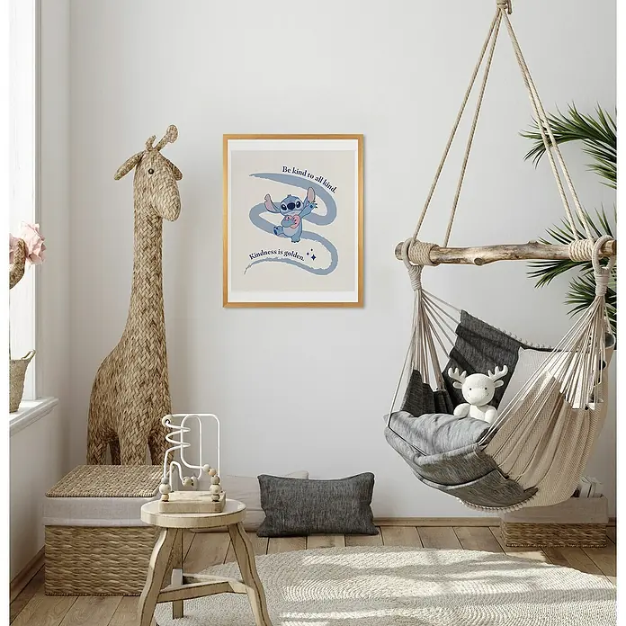 Komar Poster - Stitch Kindness, B x H: 40 x 50 cm - Ein Kinderzimmer mit einem gerahmten Stitch-Kunstdruck, der die Botschaft "Sei freundlich zu allen Arten" trägt und über einem Teppich hängt.