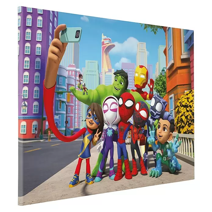Komar Leinwandbild - Spidey and his amazing Friends - Selfie, B x H: 90 x 60 cm - Leinwandbild mit animierten Marvel-Charakteren wie Hulk, Iron Man und Spider-Man, die ein Gruppenselfie in einer bunten Stadt machen.