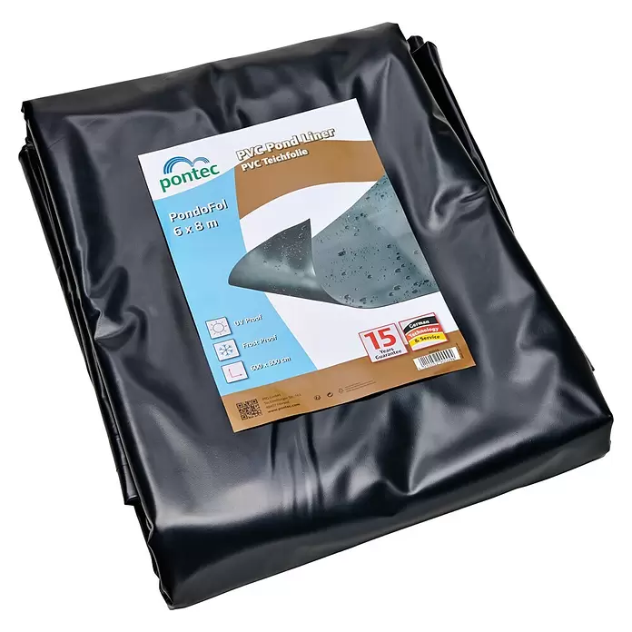 Pontec PVC-Teichfolie - Stärke: 0,5 mm, 6 x 8 m - Gefaltete schwarze PVC-Teichfolie (PondoFol 6x8m) mit Etikett, das UV-/frostbeständige Eigenschaften und 15 Jahre Garantie hervorhebt.