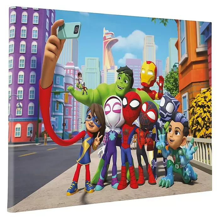 Komar Leinwandbild - Spidey and his amazing Friends - Selfie, B x H: 60 x 40 cm - Animierte Marvel-Superhelden machen ein Selfie auf einer Stadtstraße, wobei Ms. Marvel das Telefon hält.