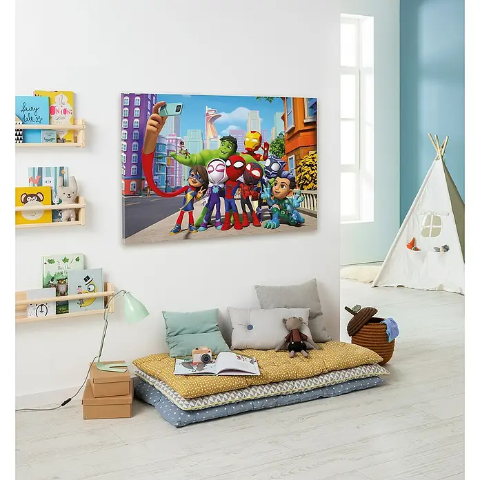 Komar Leinwandbild - Spidey and his amazing Friends - Selfie, B x H: 90 x 60 cm - Das Wandbild "Marvel Spidey und seineSuper-Freunde" mit Comicfiguren an einer hellen Wand bringt Freude in jedes Kinderzimmer.