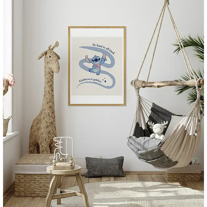 Komar Poster - Stitch Kindness, B x H: 50 x 70 cm - Ein Kinderzimmer mit einem gerahmten Stitch-Kunstdruck, der die Botschaft "Sei nett zu allen Arten" und "Freundlichkeit ist golden" vermittelt.