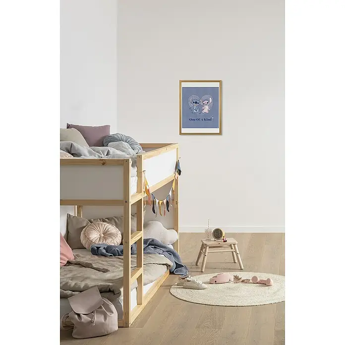Komar Poster - Stitch One of a Kind, B x H: 30 x 40 cm - Ein Kinderzimmer mit einem stilvollen Etagenbett, das mit Kissen und einer Lichterkette dekoriert ist, und einem gerahmten Bild an der Wand.