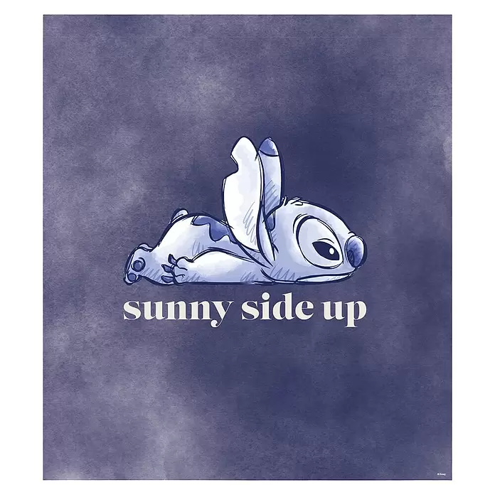 Komar Poster - Stitch Sunny Side Up, B x H: 40 x 50 cm - Entspannte hellblaue Stitch-Illustration liegend mit dem Text „sunny side up“.