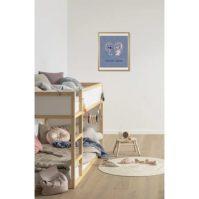 Komar Poster - Stitch One of a Kind, B x H: 40 x 50 cm - Kinderzimmer mit einem Etagenbett und einem gerahmten Stitch-Kunstdruck an der Wand, der dem Raum eine verspielte Note verleiht.