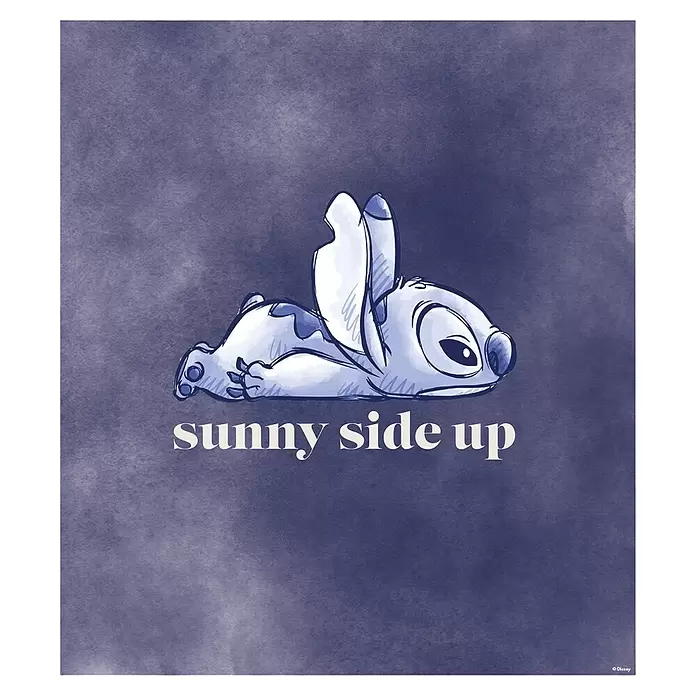 Komar Poster - Stitch Sunny Side Up, B x H: 30 x 40 cm - Stitch liegt blau-weiß auf dem Rücken, mit dem Text „sunny side up“ auf dunklem Lilahintergrund.