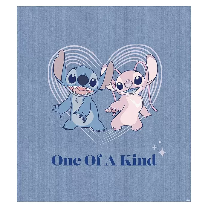 Komar Poster - Stitch One of a Kind, B x H: 40 x 50 cm - Blauer Stitch und pinke Angel von Lilo & Stitch mit Herz und „One Of A Kind“-Text auf hellblauem Denim-Hintergrund.