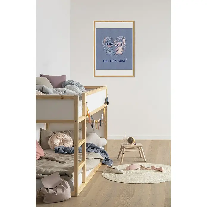 Komar Poster - Stitch One of a Kind, B x H: 50 x 70 cm - Ein Kinderzimmer mit einem Etagenbett, einem runden Teppich und einem gerahmten Poster von Stitch und Angel mit der Aufschrift "One Of A Kind".