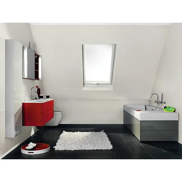 SCHÖNER WOHNEN-Farbe MyColour Wandfarbe - Fossil, Matt, 10 l - Modernes Badezimmer mit roten Waschtischunterschrank, grauer Badewanne und Dachfenster, das viel Tageslicht hereinlässt, für eine helle Atmosphäre.