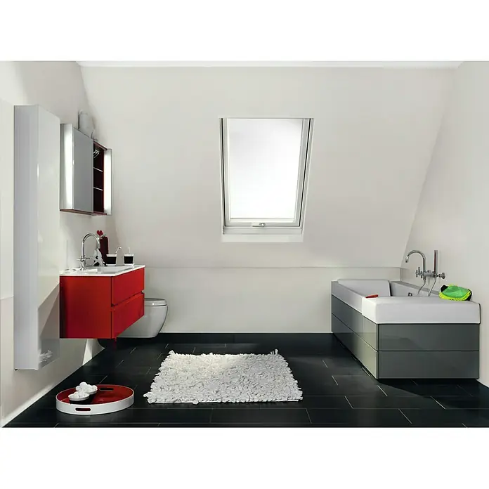 SCHÖNER WOHNEN-Farbe MyColour WandfarbeFossil, Matt, 10 l - Modernes Badezimmer mit roten Waschtischunterschrank, grauer Badewanne und Dachfenster, das viel Tageslicht hereinlässt, für eine helle Atmosphäre.