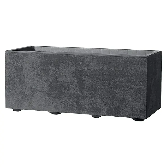 Deroma Millennium Pflanzkasten - Außenmaß (L x B x H): 59 x 25 x 25 cm, Kunststoff, Anthrazit - Ein rechteckiger, grauer Pflanzkasten mit strukturierter Oberfläche und kleinen Füßen, ideal für drinnen und draußen.