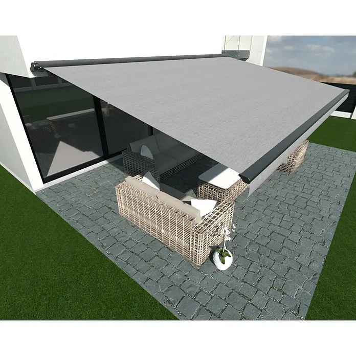 SM Hülsenmarkise REC-196 - Hellgrau, Farbe Gestell: Anthrazitgrau, Breite: 3,6 m, Ausfall: 2,5 m - Eine stilvolle, ausfahrbare Markise spendet Schatten über einer eleganten Gartensitzgruppe auf einer gepflasterten Terrasse.