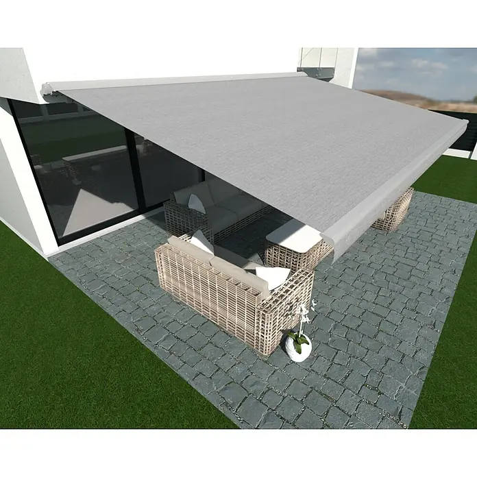 SM Hülsenmarkise REC-196 - Hellgrau, Farbe Gestell: Weißaluminium, Breite: 5 m, Ausfall: 3 m - Eine graue Gelenkarmmarkise spendet Schatten über einer Sitzgruppe auf einer Terrasse. Perfekt für sonnige Tage im Freien.