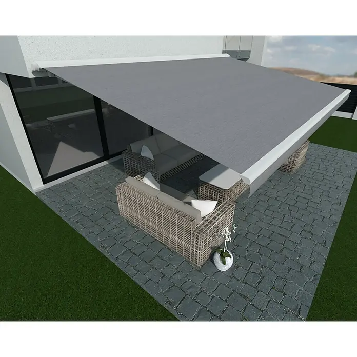 SM Hülsenmarkise REC-196 - Hellgrau, Farbe Gestell: Verkehrsweiß, Breite: 2,5 m, Ausfall: 2 m - Bild einer ausfahrbaren Markise, die Schatten auf einer Terrasse mit Gartenmöbeln spendet.\n