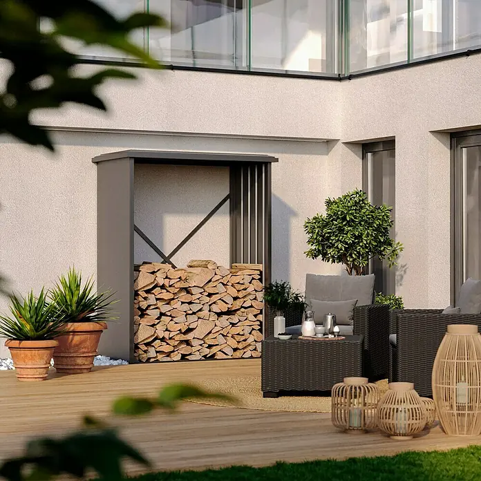 Gardol Kaminholzregal - 160 x 90 x 200 cm, Stahl, Anthrazit - Nahaufnahme eines modernen Holzlagerregals aus Metall mit Holzscheiten auf einer Terrasse neben Gartenmöbeln und Pflanzen.