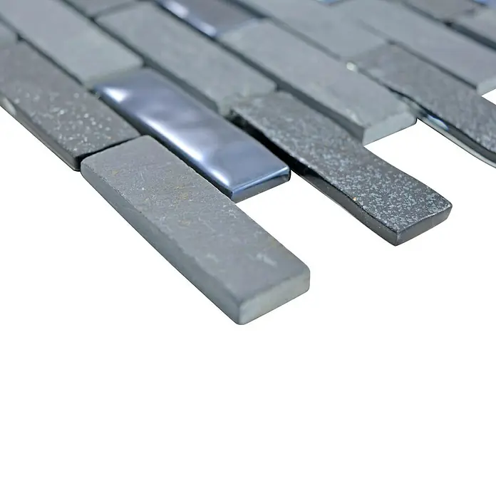 Selbstklebemosaik SAM 4CMIL3 - 29,8 x 30,4 cm, Schwarz, Matt - Nahaufnahme eines Mosaiks aus grauen und silberfarbenen rechteckigen Steinen mit unterschiedlichen Texturen.