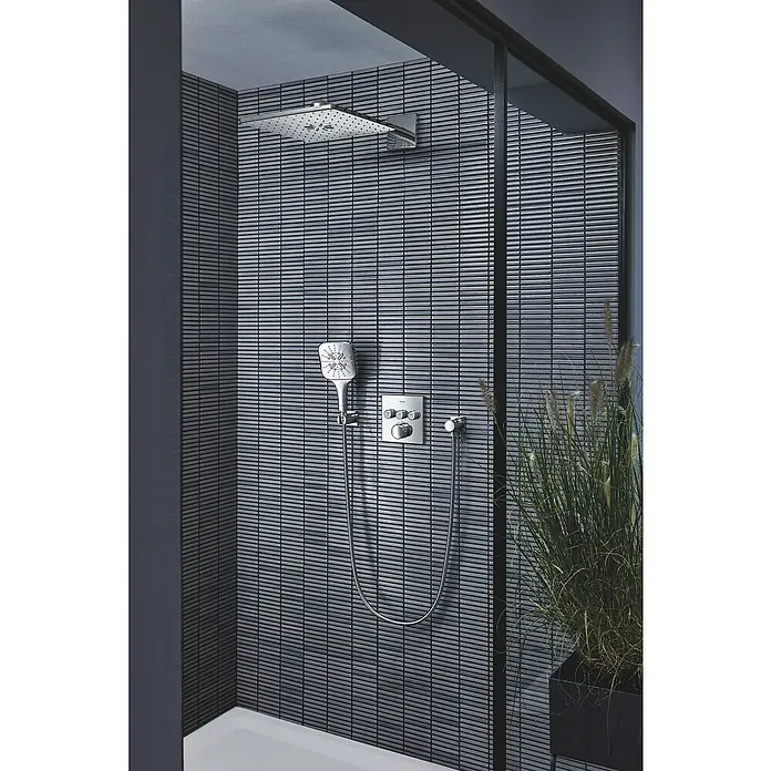 Grohe Metall-Brauseschlauch - 150 cm, Chrom - Modernes Badezimmerdesign mit Kopf- und Handbrause sowie stilvoller Armatur vor dunklen Mosaikfliesen für ein luxuriöses Duscherlebnis.